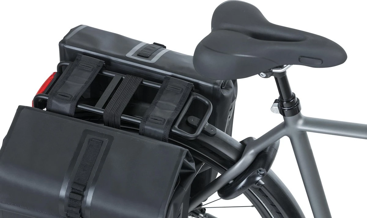Basil Urban Dry Dubbele Fietstas - Zwart - 50 Liter 11 Basil Urban Dry Dubbele Fietstas - Zwart - 50 Liter - Afbeelding 9