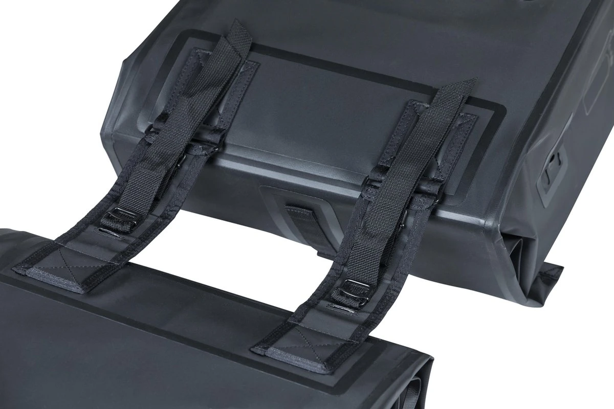 Basil Urban Dry Dubbele Fietstas - Zwart - 50 Liter 7 Basil Urban Dry Dubbele Fietstas - Zwart - 50 Liter - Afbeelding 5