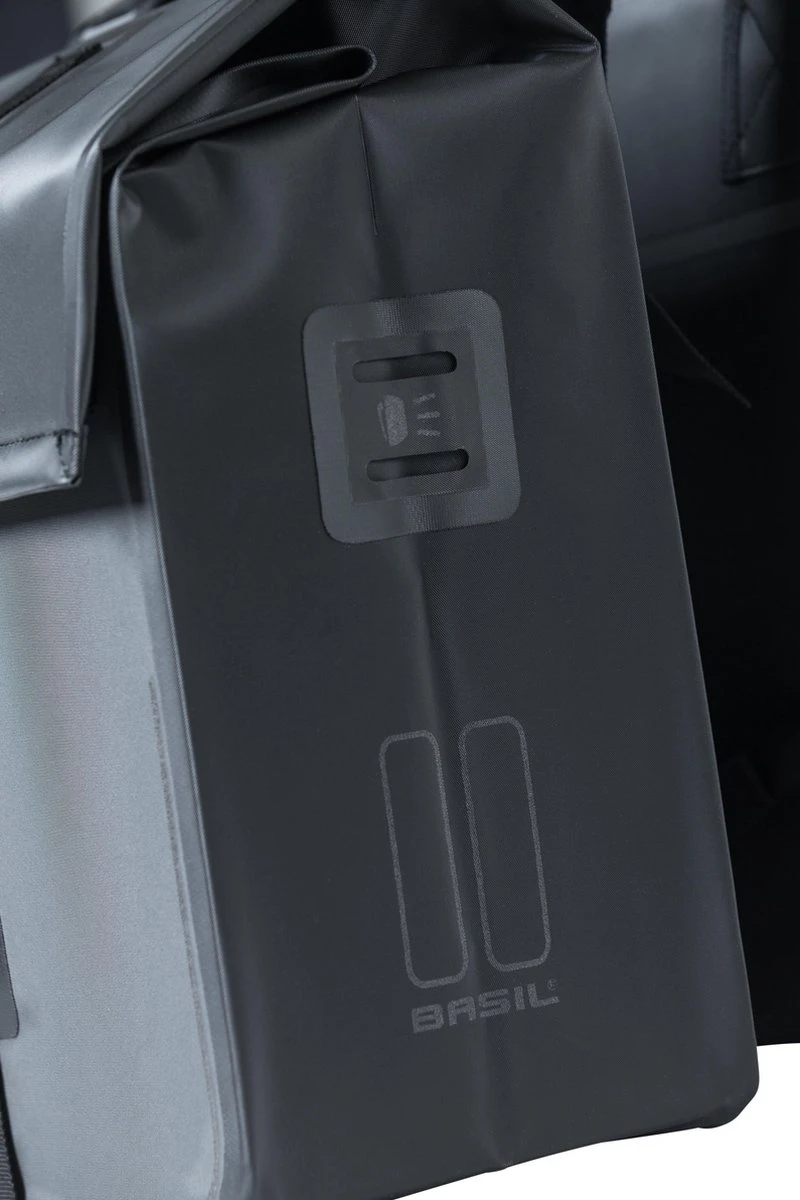Basil Urban Dry Dubbele Fietstas - Zwart - 50 Liter 9 Basil Urban Dry Dubbele Fietstas - Zwart - 50 Liter - Afbeelding 7